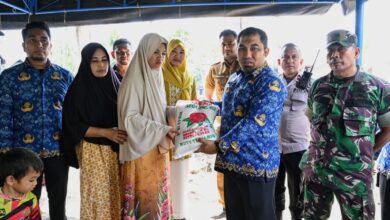 Pj Bupati Aceh Besar, Muhammad Iswanto SSTP MM serahkan bantuan masa panik berupa uang kepada keluarga korban kebakaran rumah di Gampong Payah Ue, Kecamatan Blang Bintang, Aceh Besar, Senin (19/02/2024). FOTO/ MC ACEH BESAR
