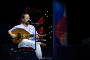 Vokalis grup musik DEBU, Mustafa. (Foto: Istimewa)