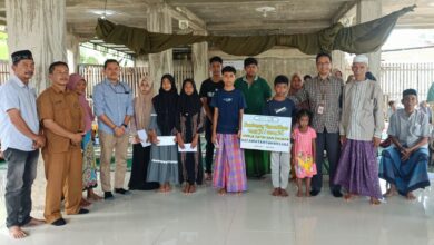 Penyerahan santunan kepada seribu anak yatim, lansia dhuafa dan penyandang disabilitas yang berasal dari sejumlah kecamatan di sekitar wilayah kerjanya di Aceh Utara, Selasa, (2/4/2024). (Foto untuk Distori)