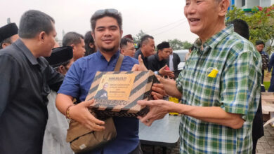 Pengusaha Jusuf Hamka bersama CEO Pakalolo, Eddy Pangestu membagikan sepatu gratis. (Foto: Istimewa)