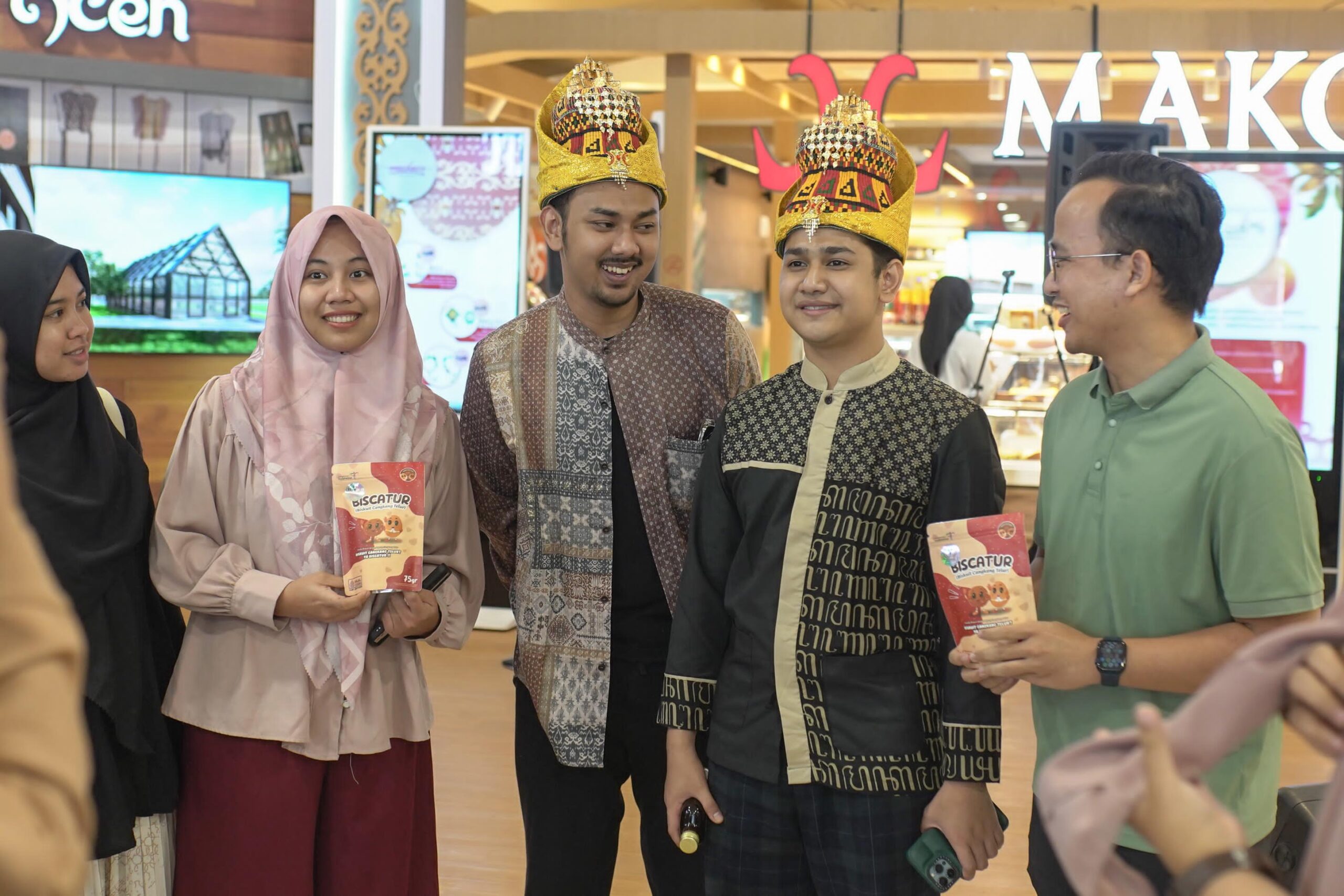 Pameran UMKM dari Aneuk Muda Aceh Unggul dan Hebat (AMANAH) di Suzuya Mall, Kecamatan Jaya Baru, Kota Banda Aceh. (Foto untuk Distori)