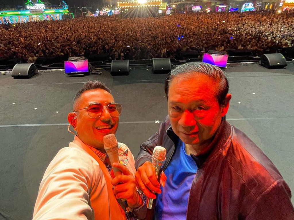 Presiden Indonesia ke-6 Susilo Bambang Yudhoyono (SBY) saat tampil di Pestapora 2024. (Foto: Instagram/riofebrian25)