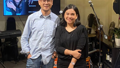 Musikus Deri Adhika berpose dengan Helma Namira di peluncuran single Kagum. (Foto: Istimewa)