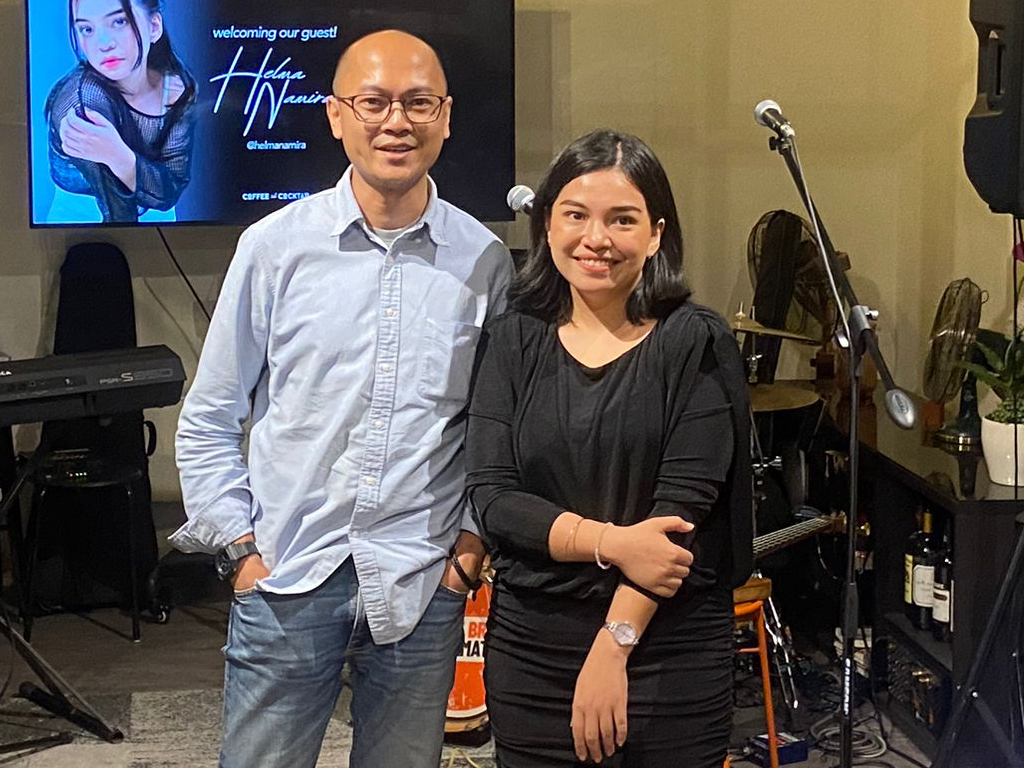 Musikus Deri Adhika berpose dengan Helma Namira di peluncuran single Kagum. (Foto: Istimewa)