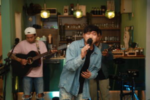 Penampilan Albert Tanabe di program musik Main-Main di Cipete. (Foto: I Wayan Bagiartana)