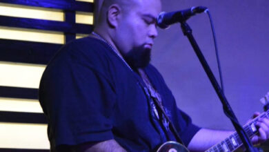 Mahir Blues (kanan), gitaris dan leader grup band Mahir & The ALLIGATORS. (Foto: Istimewa)