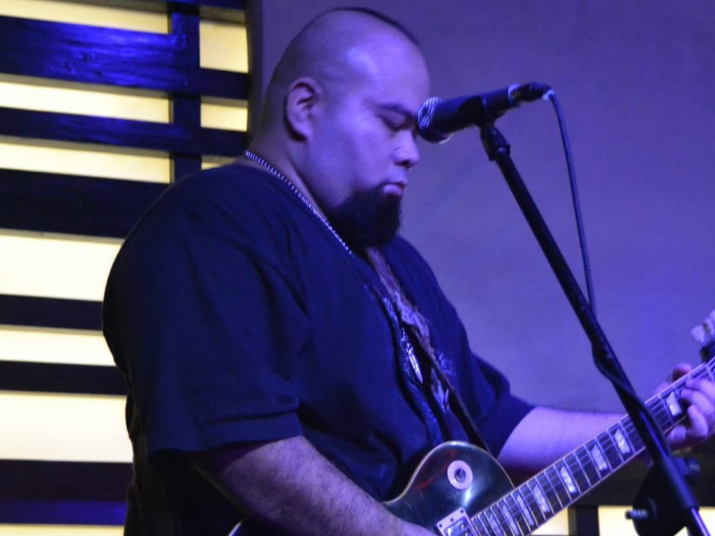 Mahir Blues (kanan), gitaris dan leader grup band Mahir & The ALLIGATORS. (Foto: Istimewa)