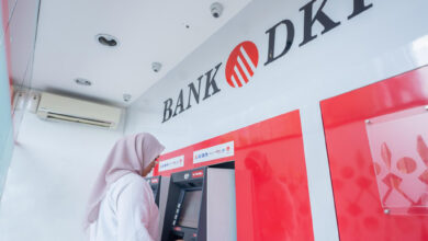 Ilustrasi transaksi di ATM Bank DKI. (Foto: Istimewa)