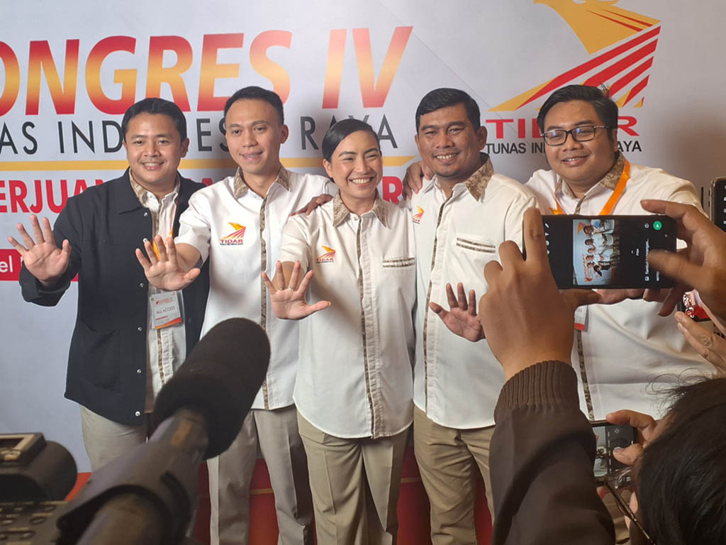 Rahayu Saraswati D. Djojohadikusumo (tengah) di dampingi pengurus TIDAR dalam Kongres IV Tunas Indonesia Raya (TIDAR). (Foto: Istimewa)