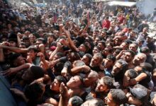 Ilustrasi - Ratusan pengungsi Palestina berdesakan di Deir Al-Balah, Jalur Gaza, berebut jatah roti. (Foto: REUTERS/Ramadan Abed)