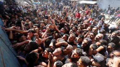 Ilustrasi - Ratusan pengungsi Palestina berdesakan di Deir Al-Balah, Jalur Gaza, berebut jatah roti. (Foto: REUTERS/Ramadan Abed)