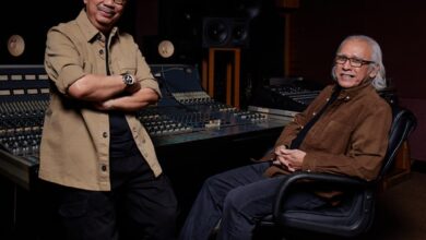 Dua penyanyi Indonesia, Ebiet G. Ade dan Iwan Fals. (Foto: Istimewa)