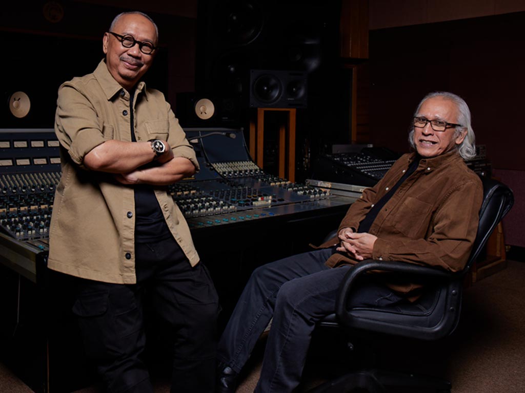 Dua penyanyi Indonesia, Ebiet G. Ade dan Iwan Fals. (Foto: Istimewa)