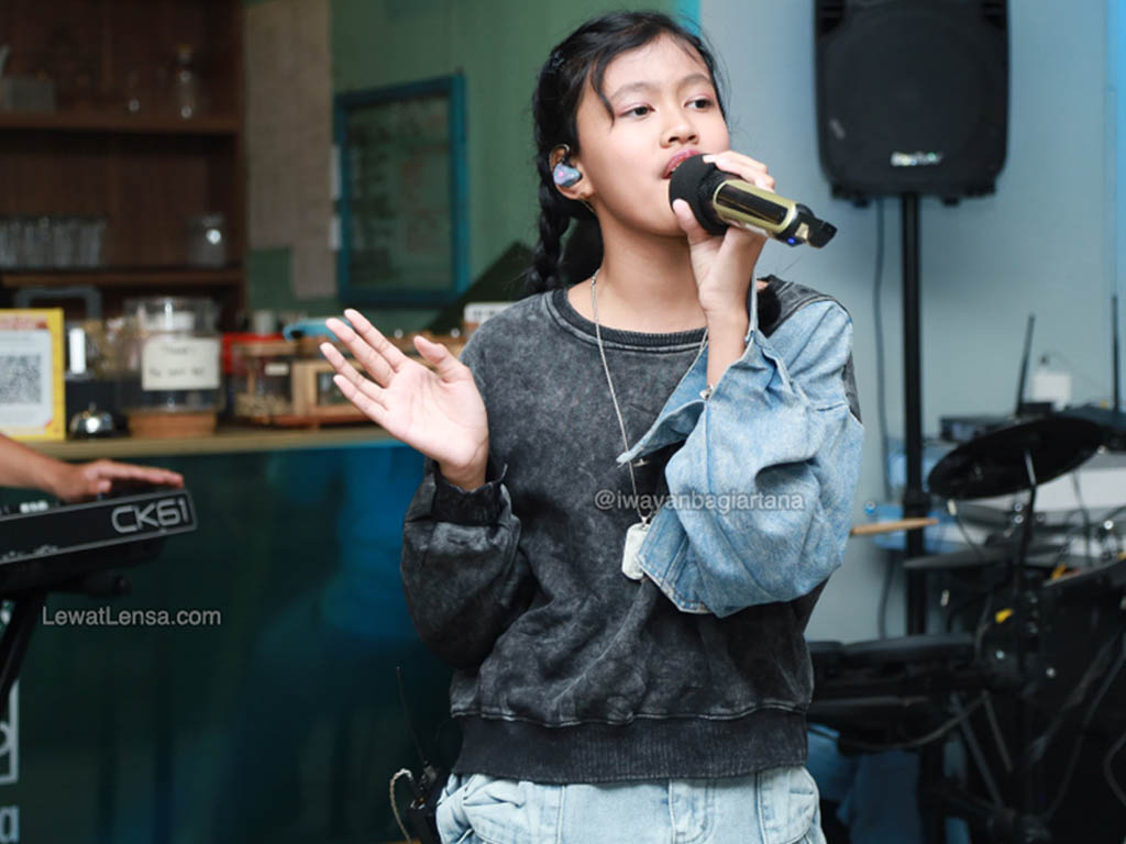 Penyanyi solo, Atiya Purnomo saat tampil di program musik Main-Main di Cipete. (Foto: I Wayan Bagiartana)