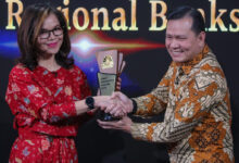 Bank Jakarta menerima penghargaan Regional Banking ESG Excellence Awards. (Foto: Istimewa)