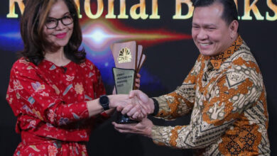 Bank Jakarta menerima penghargaan Regional Banking ESG Excellence Awards. (Foto: Istimewa)