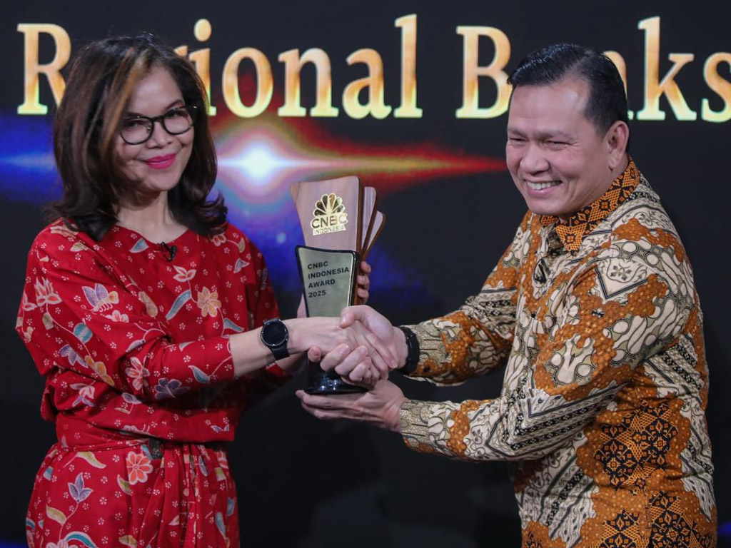 Bank Jakarta menerima penghargaan Regional Banking ESG Excellence Awards. (Foto: Istimewa)