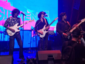Aksi grup band rock, SIEMENTS dalam acara Distorsi Gegap Gempita di Tease Club. (Foto: Istimewa)