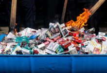 Proses pemusnahan 6,3 juta batang rokok ilegal di Kanwil Bea Cukai Aceh, Banda Aceh, Rabu (22/10/2025). (Foto: DISTORI/Fahzian Aldevan)