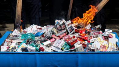 Proses pemusnahan 6,3 juta batang rokok ilegal di Kanwil Bea Cukai Aceh, Banda Aceh, Rabu (22/10/2025). (Foto: DISTORI/Fahzian Aldevan)