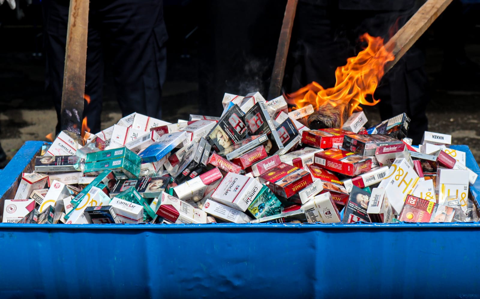 Proses pemusnahan 6,3 juta batang rokok ilegal di Kanwil Bea Cukai Aceh, Banda Aceh, Rabu (22/10/2025). (Foto: DISTORI/Fahzian Aldevan)