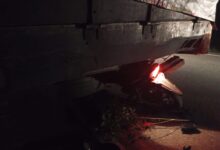 Sepeda Motor Hantam Truk Fuso yang terparkir di pinggir jalan Lintas Banda Aceh - Meulaboh, Tepatnya di Desa Keude Panga, Kecamatan Panga, Kabupaten Aceh Jaya, Sabtu (8/11/2025). (Foto kiriman warga)