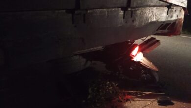 Sepeda Motor Hantam Truk Fuso yang terparkir di pinggir jalan Lintas Banda Aceh - Meulaboh, Tepatnya di Desa Keude Panga, Kecamatan Panga, Kabupaten Aceh Jaya, Sabtu (8/11/2025). (Foto kiriman warga)