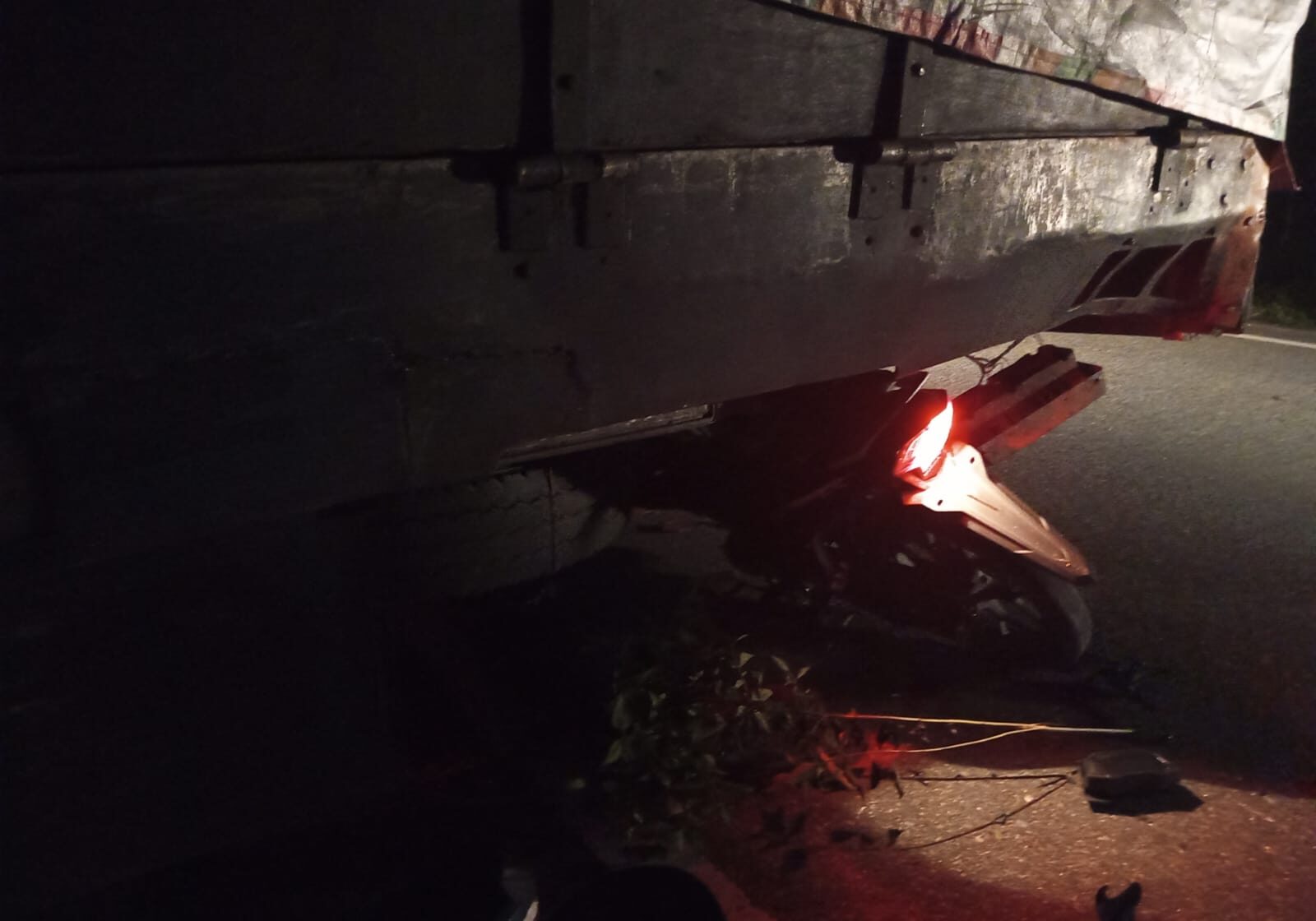 Sepeda Motor Hantam Truk Fuso yang terparkir di pinggir jalan Lintas Banda Aceh - Meulaboh, Tepatnya di Desa Keude Panga, Kecamatan Panga, Kabupaten Aceh Jaya, Sabtu (8/11/2025). (Foto kiriman warga)