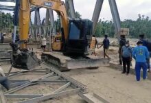 JEMBATAN BAILEY - Para pekerja sedang merangkai jembatan bailey yang menghubungkan Awe Geutah Paya–Teupin Reudeup, Kecamatan Peusangan Selatan, Kabupaten Bireuen, Rabu (3/12/2025) . Jembatan tersebut disiapkan sebagai jalur alternatif lintas nasional Banda Aceh-Medan.