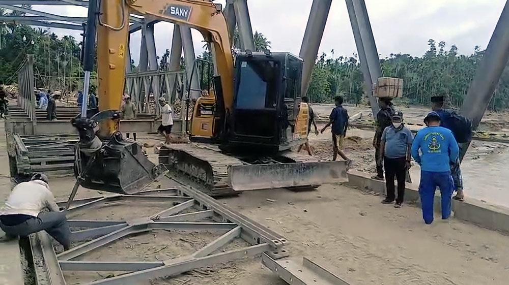 JEMBATAN BAILEY - Para pekerja sedang merangkai jembatan bailey yang menghubungkan Awe Geutah Paya–Teupin Reudeup, Kecamatan Peusangan Selatan, Kabupaten Bireuen, Rabu (3/12/2025) . Jembatan tersebut disiapkan sebagai jalur alternatif lintas nasional Banda Aceh-Medan.