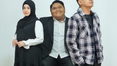 Duo Risty Tagor dan Ang Sharly, Risty Ang berpose dengan Giant Jay. (Foto: Istimewa)