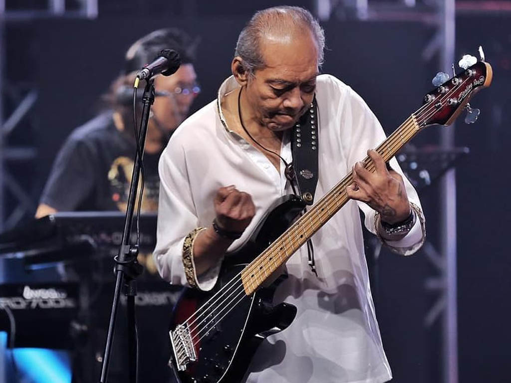 Pemain bass grup musik rock God Bless, Donny Fattah. (Foto: Istimewa)