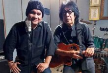 Penyanyi solo, Ade Hubart berpose dengan gitaris Ian Antono. (Foto: Istimewa)