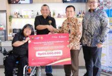 Dokumentasi penyaluran dana bantuan Bank Jakarta ke sahabat disabilitas binaan YaSDI. (Foto: Istimewa)