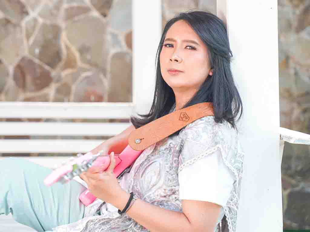 Pemain bas grup band Billkiss, Helvi Eriyanti. (Foto: Istimewa)