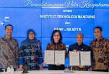 Bank Jakarta dan ITB menandatangani MoU tentang Pemanfaatan Layanan Jasa dan Produk Perbankan dalam rangka pendidikan, penelitian, pengabdian kepada masyarakat, dan pengembangan sdm. (Foto: Istimewa)