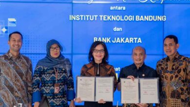 Bank Jakarta dan ITB menandatangani MoU tentang Pemanfaatan Layanan Jasa dan Produk Perbankan dalam rangka pendidikan, penelitian, pengabdian kepada masyarakat, dan pengembangan sdm. (Foto: Istimewa)